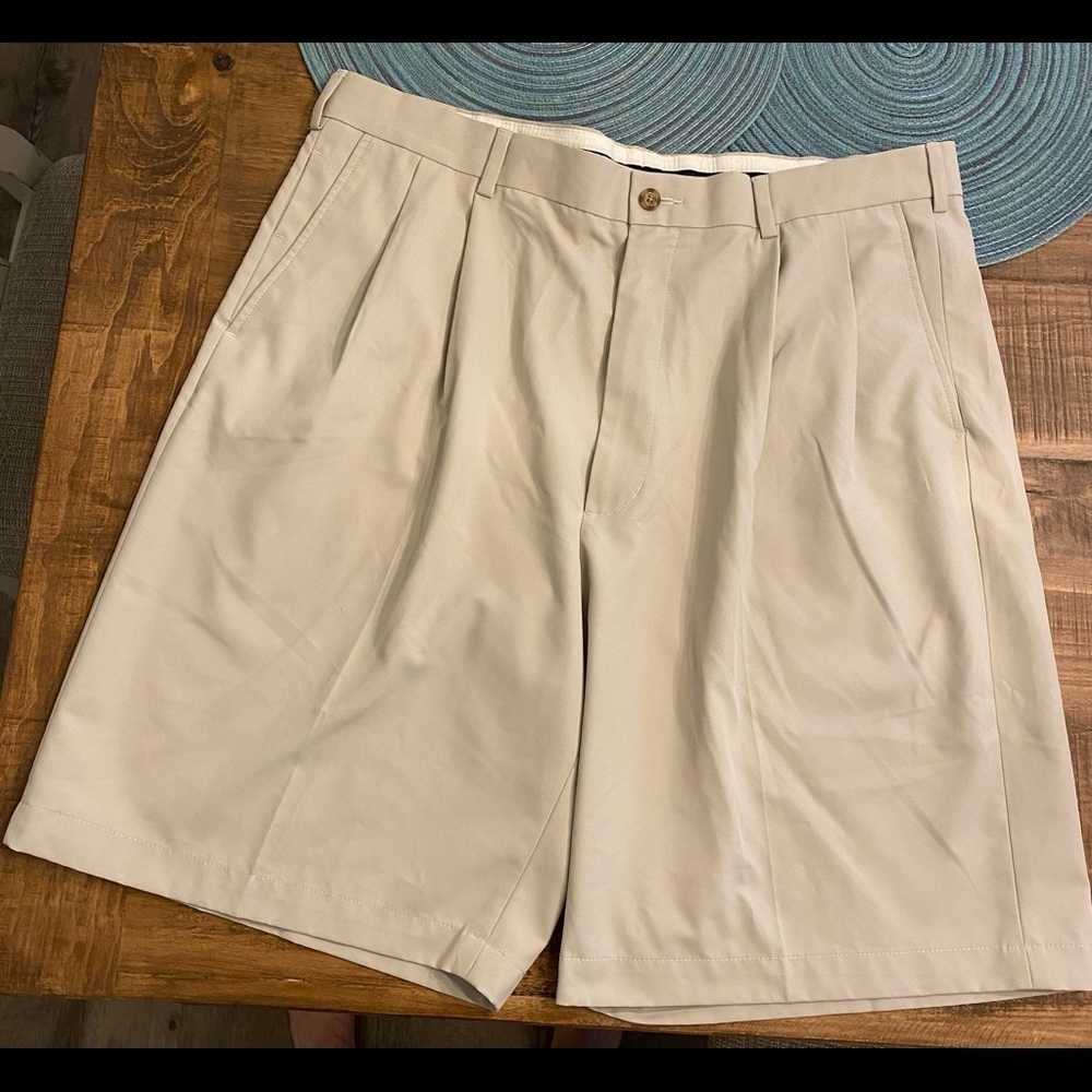 Pro Tour - Men’s Golf shorts size 38. 100% polyester. Excellent pre-owned shape